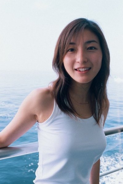 タンクトップ姿の女性芸能人の画像を貼るトピ