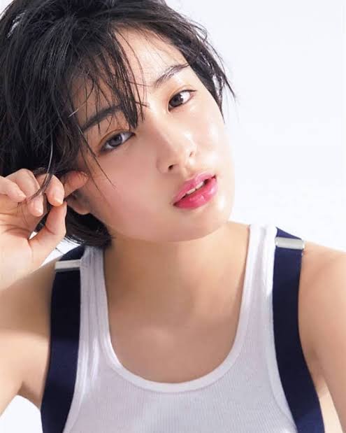 タンクトップ姿の女性芸能人の画像を貼るトピ