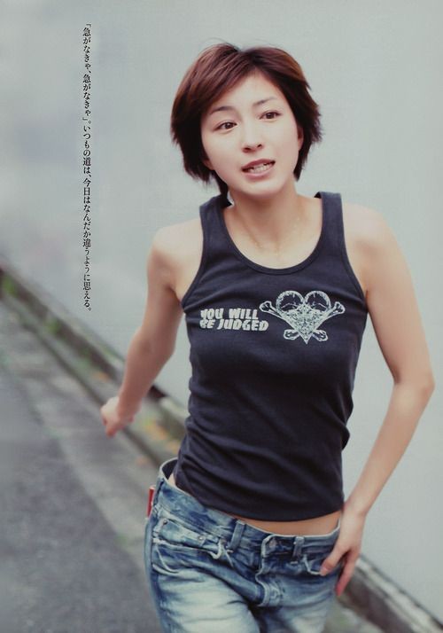 タンクトップ姿の女性芸能人の画像を貼るトピ