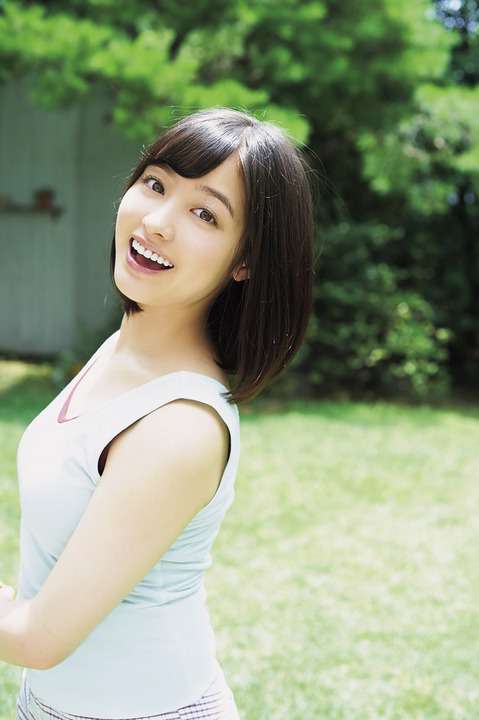 タンクトップ姿の女性芸能人の画像を貼るトピ