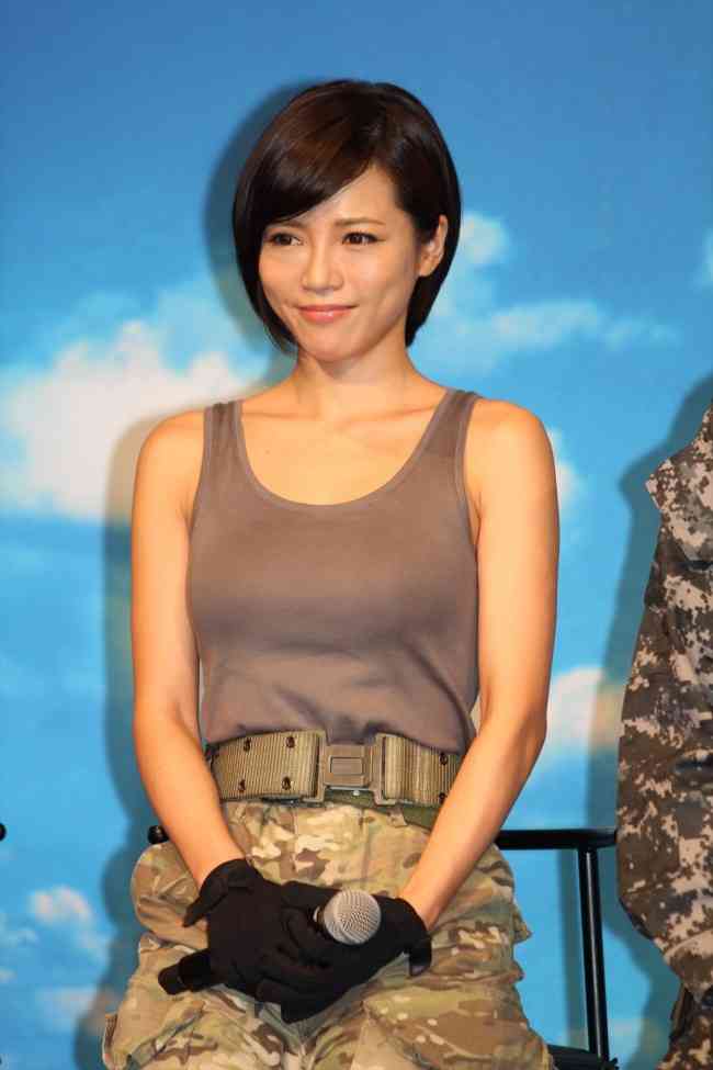タンクトップ姿の女性芸能人の画像を貼るトピ