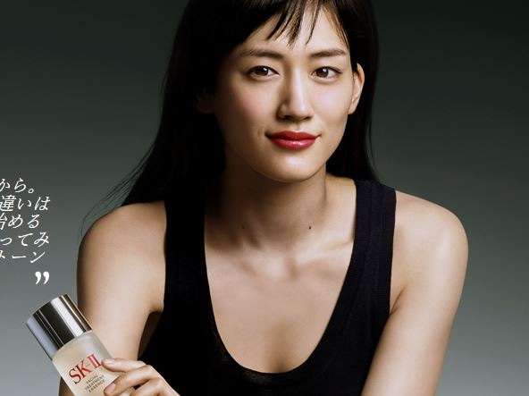 タンクトップ姿の女性芸能人の画像を貼るトピ