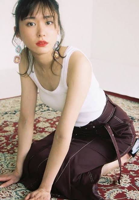 タンクトップ姿の女性芸能人の画像を貼るトピ