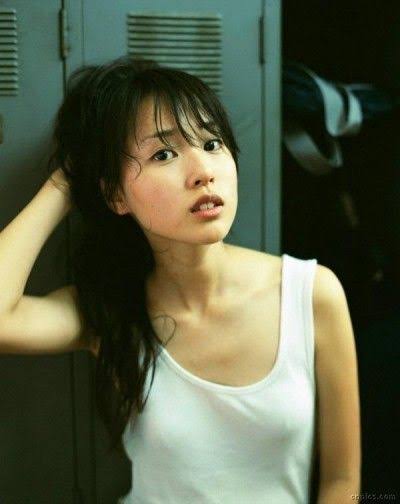 タンクトップ姿の女性芸能人の画像を貼るトピ
