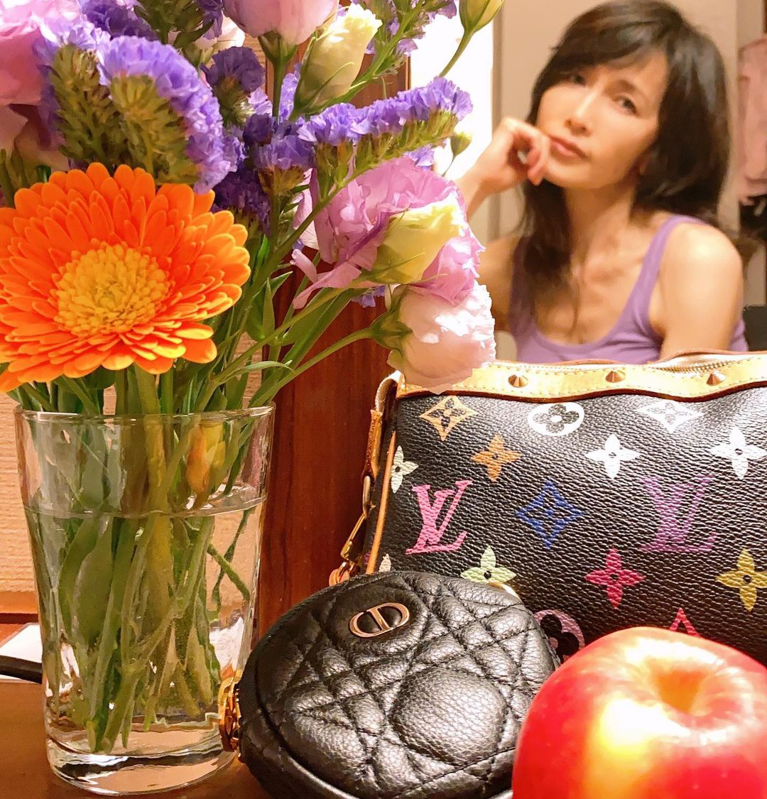タンクトップ姿の女性芸能人の画像を貼るトピ