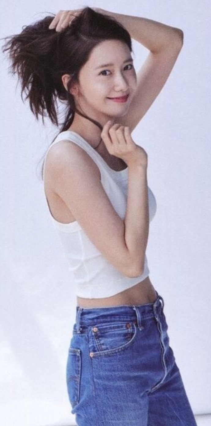 タンクトップ姿の女性芸能人の画像を貼るトピ