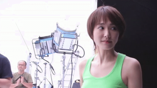 タンクトップ姿の女性芸能人の画像を貼るトピ