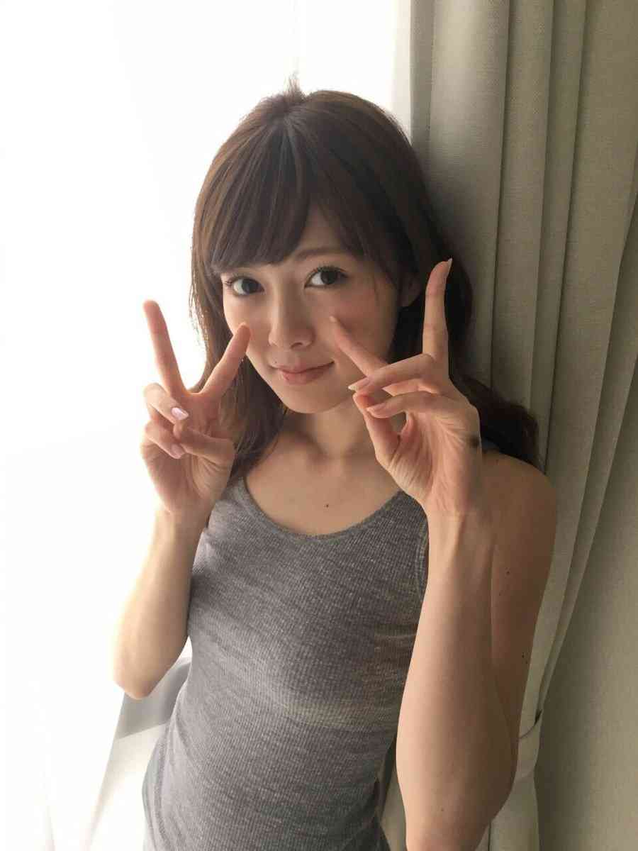 タンクトップ姿の女性芸能人の画像を貼るトピ
