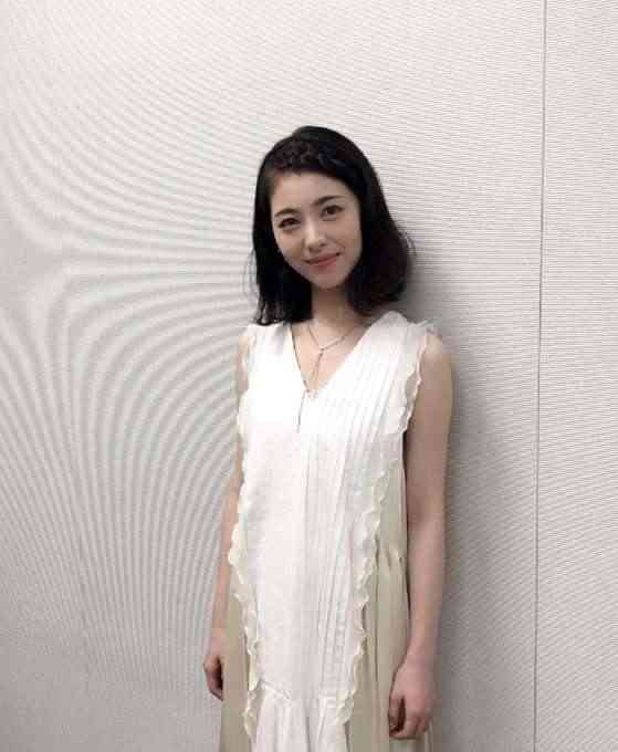 タンクトップ姿の女性芸能人の画像を貼るトピ