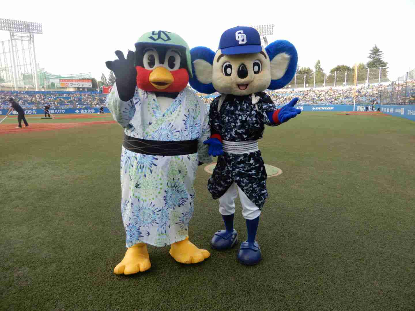 ゆるキャラの仲良しツーショット画像