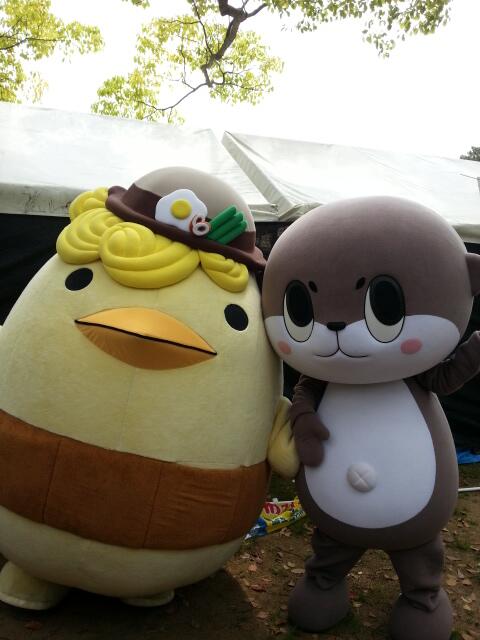 ゆるキャラの仲良しツーショット画像