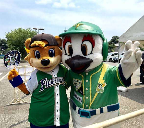 ゆるキャラの仲良しツーショット画像