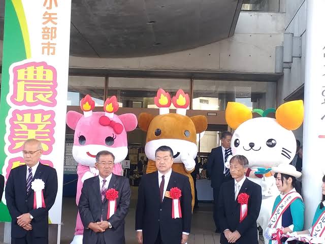 ゆるキャラの仲良しツーショット画像