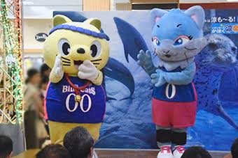 ゆるキャラの仲良しツーショット画像