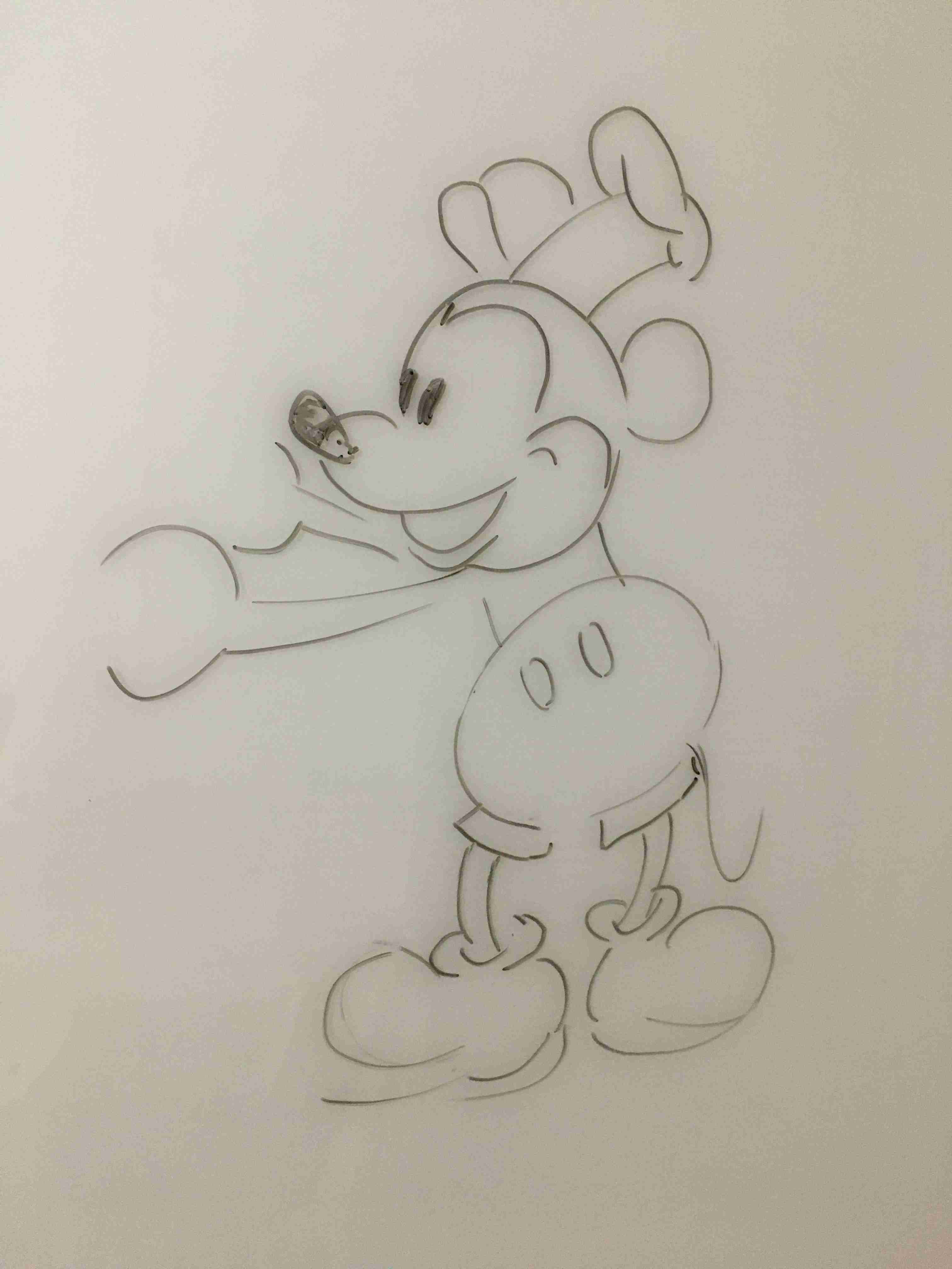 何も見ずにミッキーマウスを描くトピ