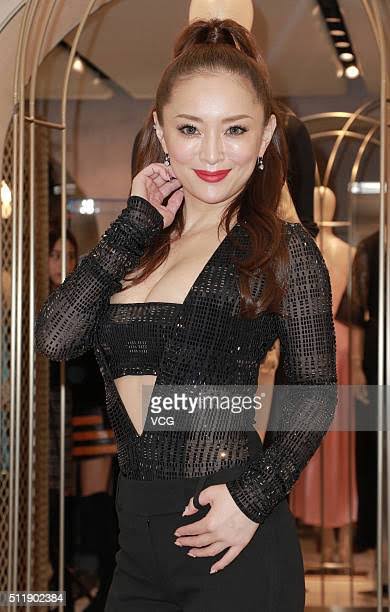 倖田來未 デコルテあらわな純白ドレス姿披露に「見とれてしまいました」「女神様」の声