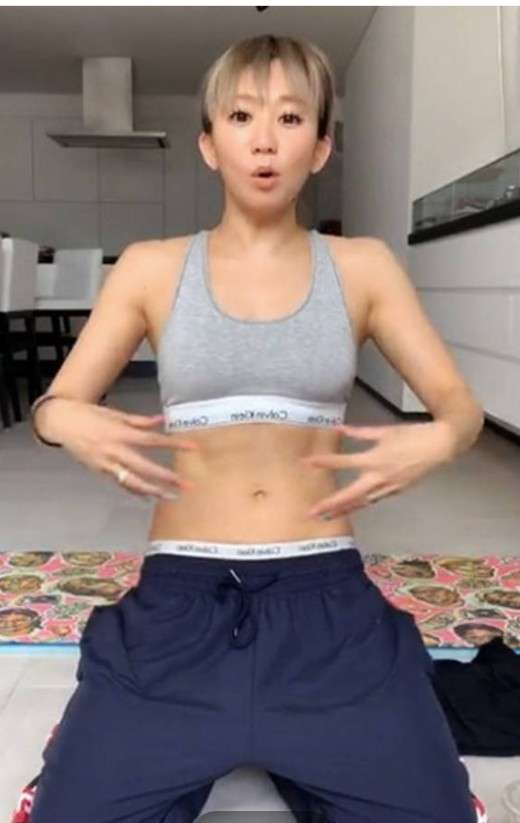 倖田來未 デコルテあらわな純白ドレス姿披露に「見とれてしまいました」「女神様」の声