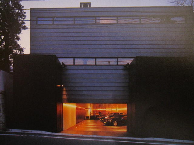 滝沢眞規子、豪華な自宅で大量の服を整理する様子を公開！「想像絶する量」「お店のよう」と驚きの声