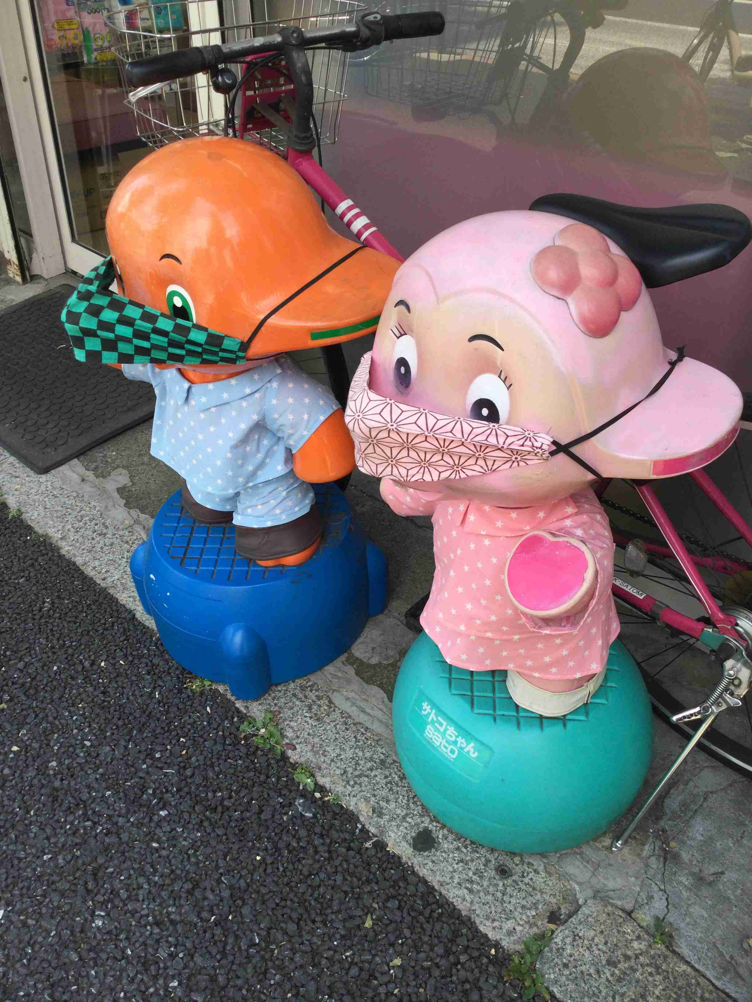 町で見かけたマスクをしたキャラクター達が見たい