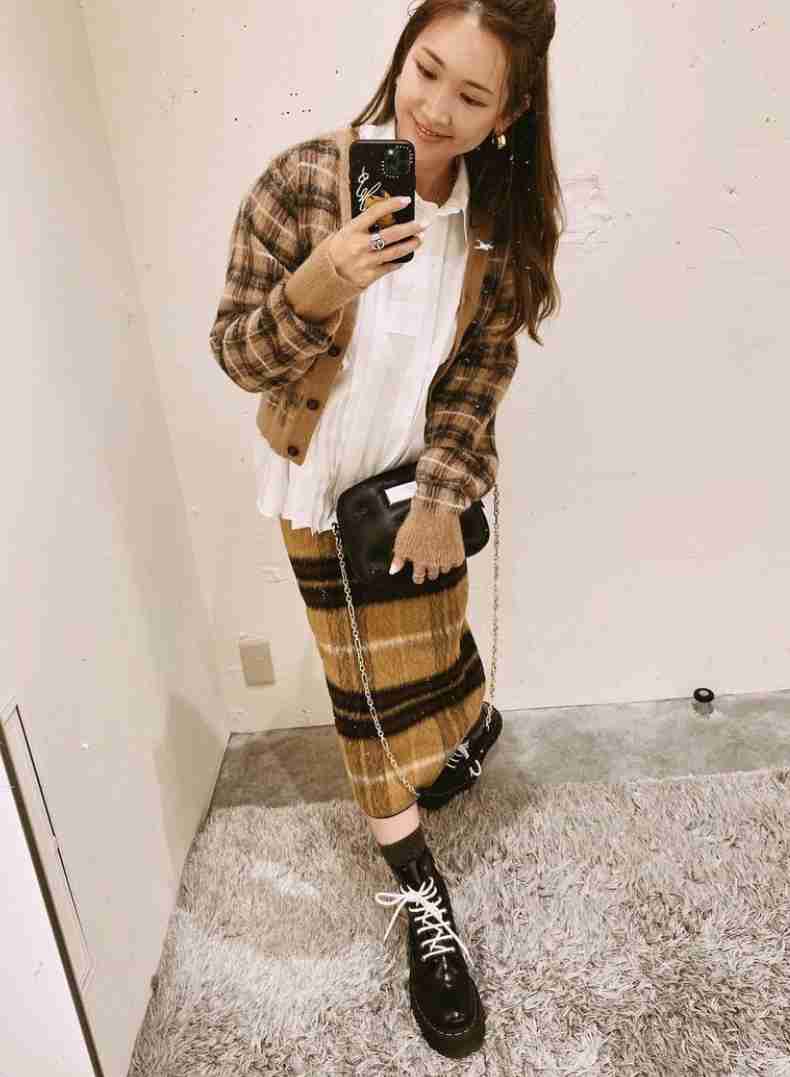 紗栄子、無印良品コーデでお腹チラ見せ「スタイル抜群」「お人形さん」の声