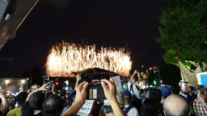開会式の日の人出、深夜まで減らず 国立競技場の周辺