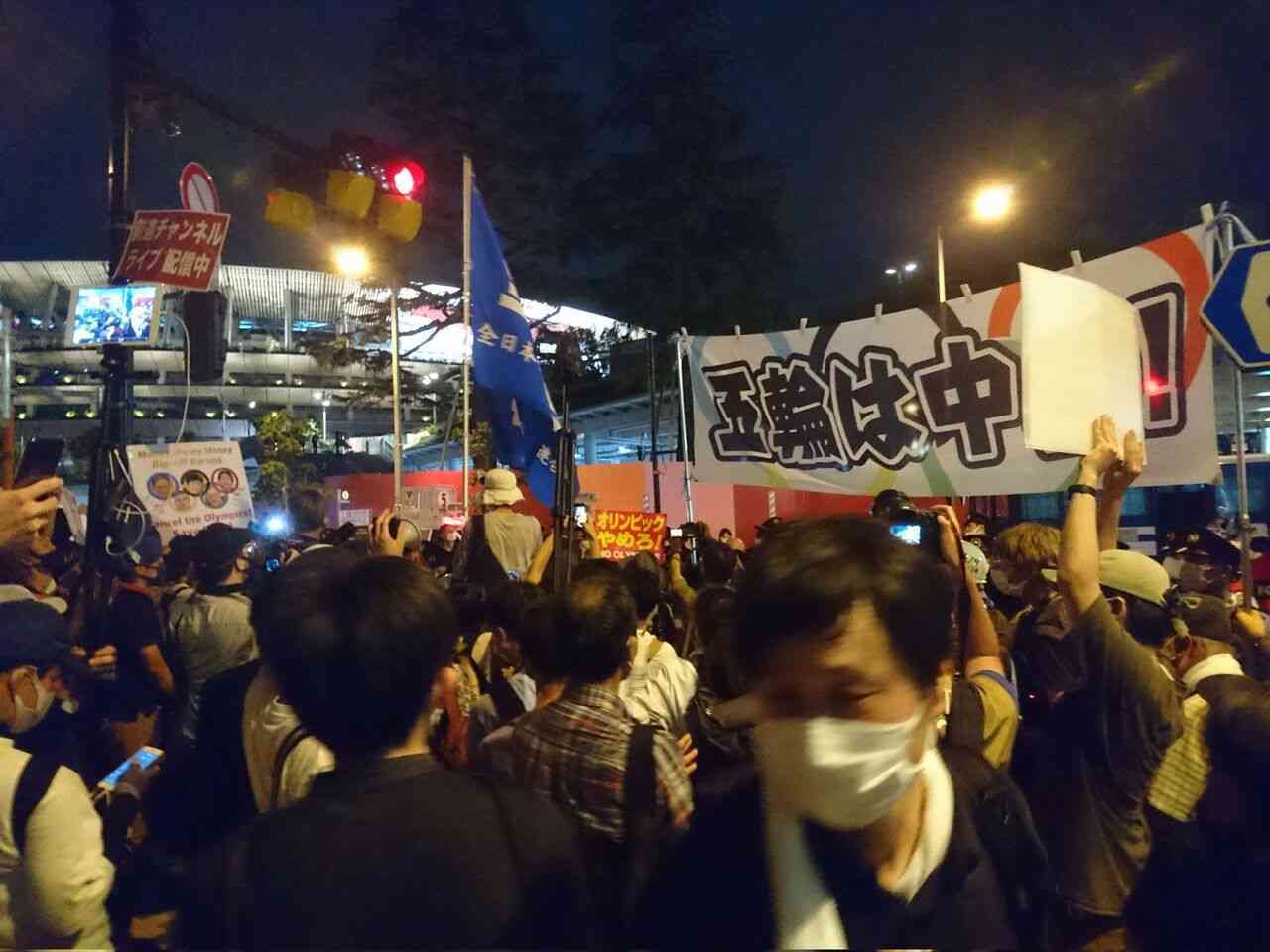 開会式の日の人出、深夜まで減らず 国立競技場の周辺
