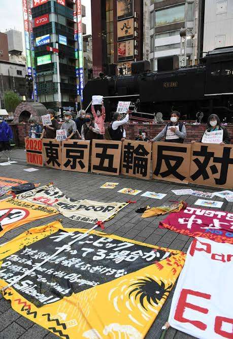 バッハ氏宿泊ホテル前で「五輪中止」「帰れ」デモ隊30人と警官にらみ合い