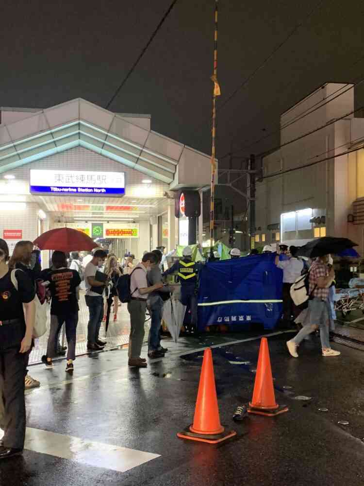 「ながらスマホ」が原因か、踏切で電車にはねられ31歳女性死亡