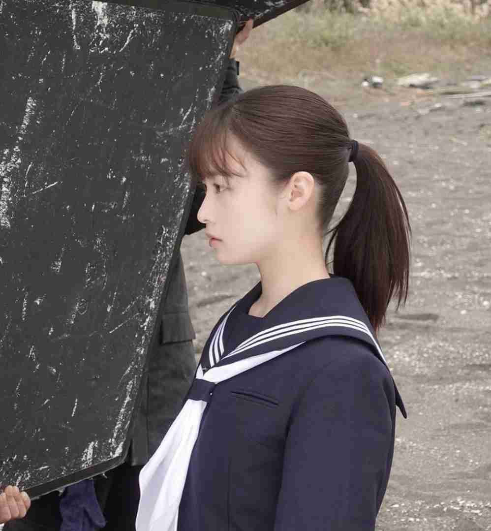 橋本環奈、美デコルテ全開で色気「ギャップ!!」「か、かわいい、透明感」 『ar』表紙で“オトナ美”披露 