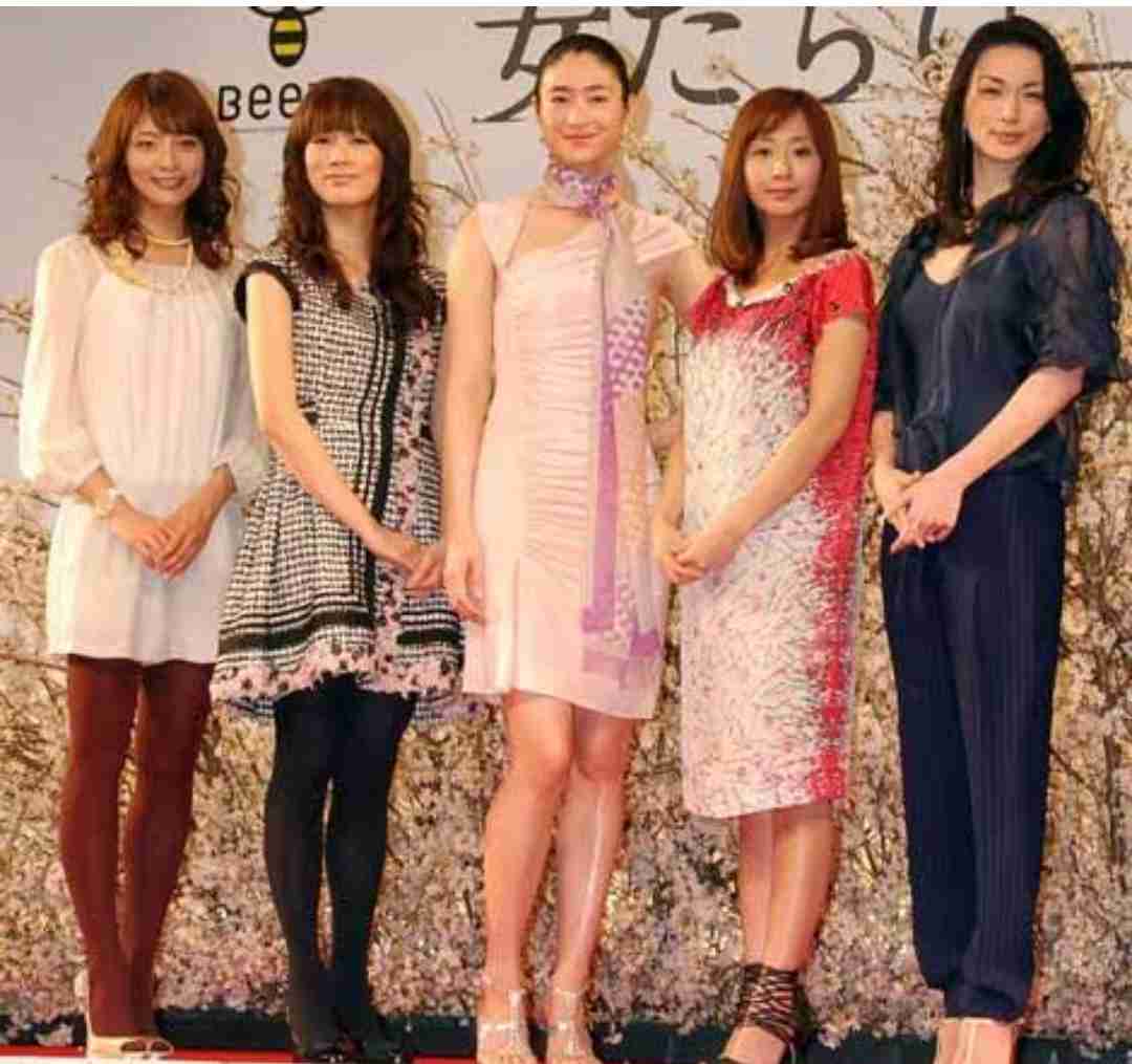 小雪、パックリ胸元ドレス姿「So beautiful...!!」「素敵です」