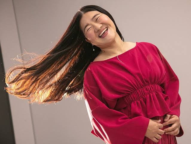 小雪、パックリ胸元ドレス姿「So beautiful...!!」「素敵です」