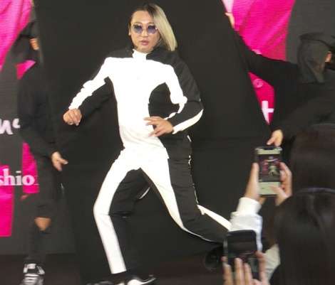 小雪、パックリ胸元ドレス姿「So beautiful...!!」「素敵です」