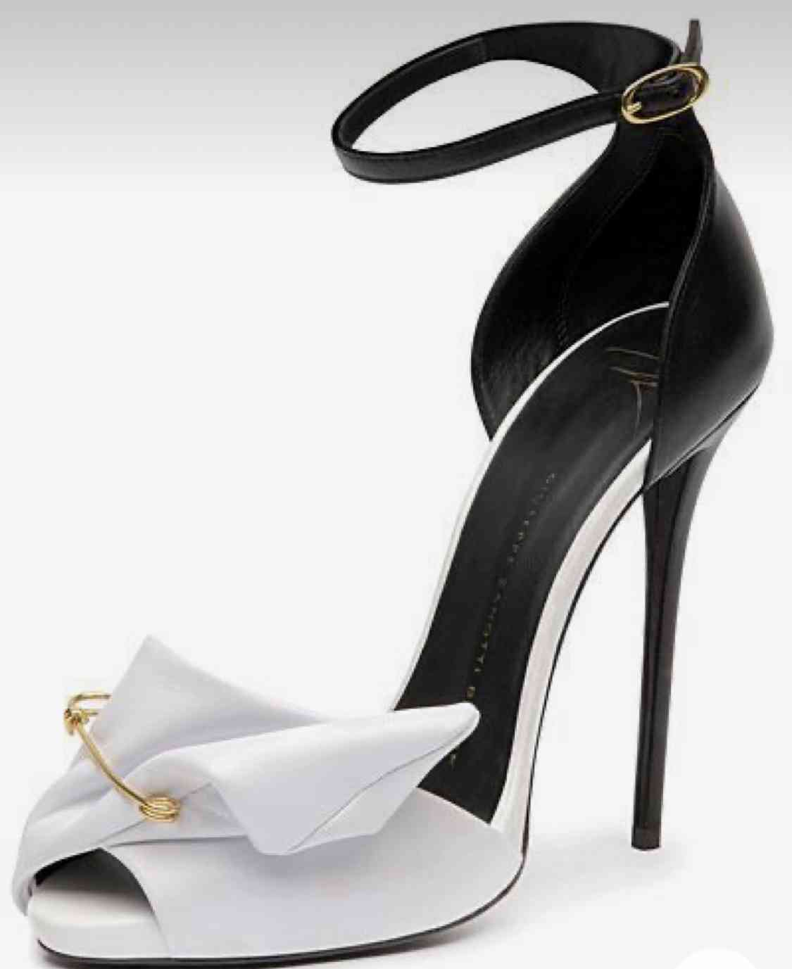 美しいヒールの写真を見せ合おう