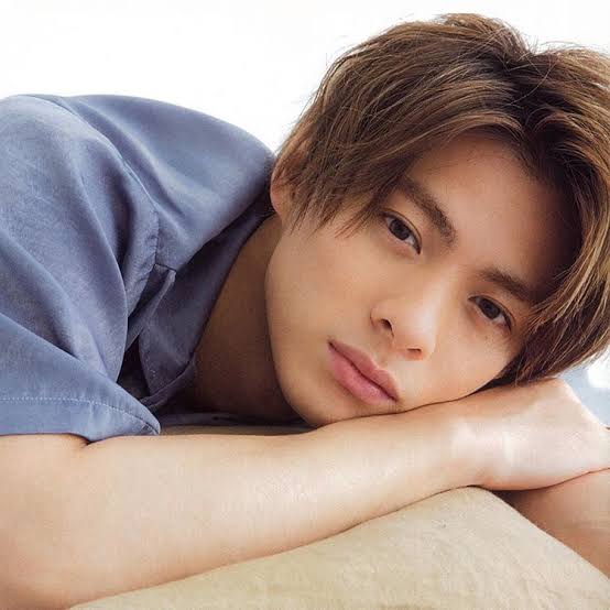 キンプリ平野紫耀『steady.』で初の男性ソロ表紙 “おうち時間”Q&Aでリラックスした表情