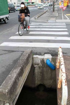 男児が自転車ごと用水路に転落「1、2分遅ければ死んでいた」…女子大生2人が協力して救助