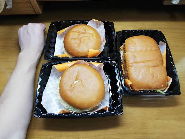コメダ珈琲で「カリー祭り」開催!新商品のエビカリーパンも登場