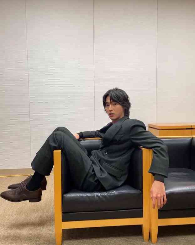 「V字開脚してる山崎賢人にしか見えない」 ハンモックに座る姿に見間違い続出→SNSで爆笑