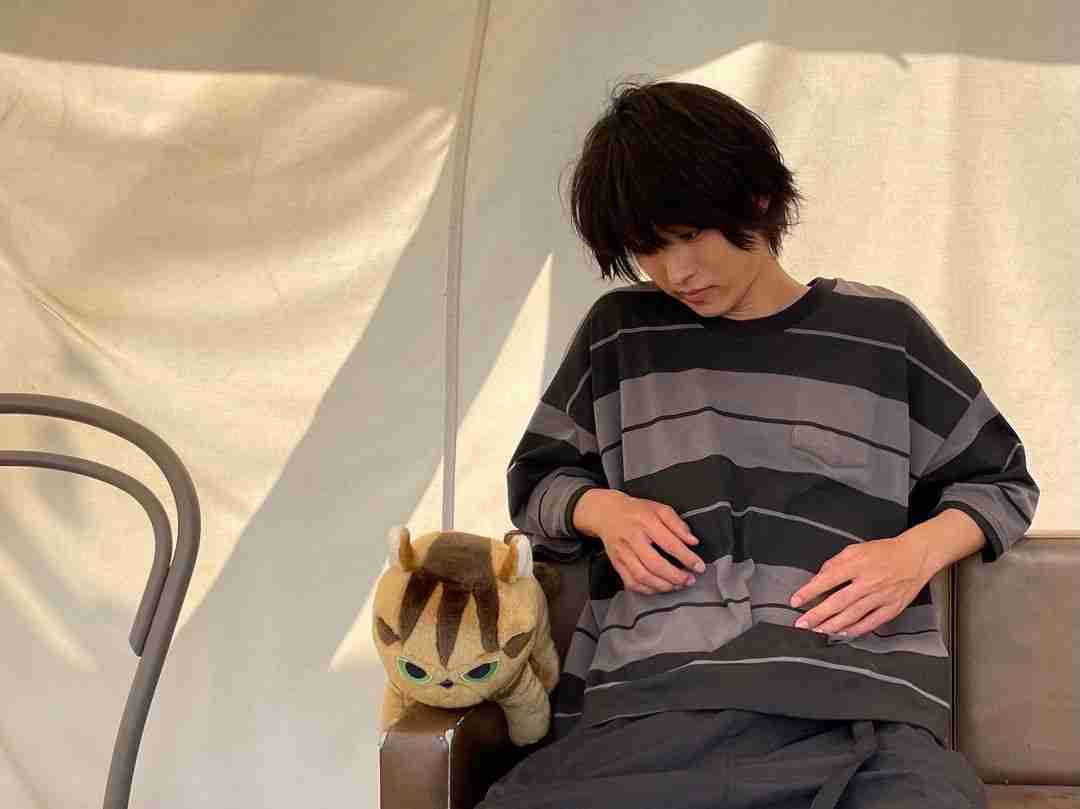 「V字開脚してる山崎賢人にしか見えない」 ハンモックに座る姿に見間違い続出→SNSで爆笑