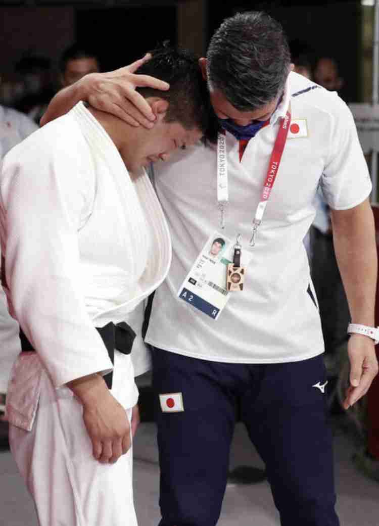 退任の井上康生監督は号泣 威信失墜した日本柔道をユニーク手法で復権に導く 全柔連の内規で任期満了