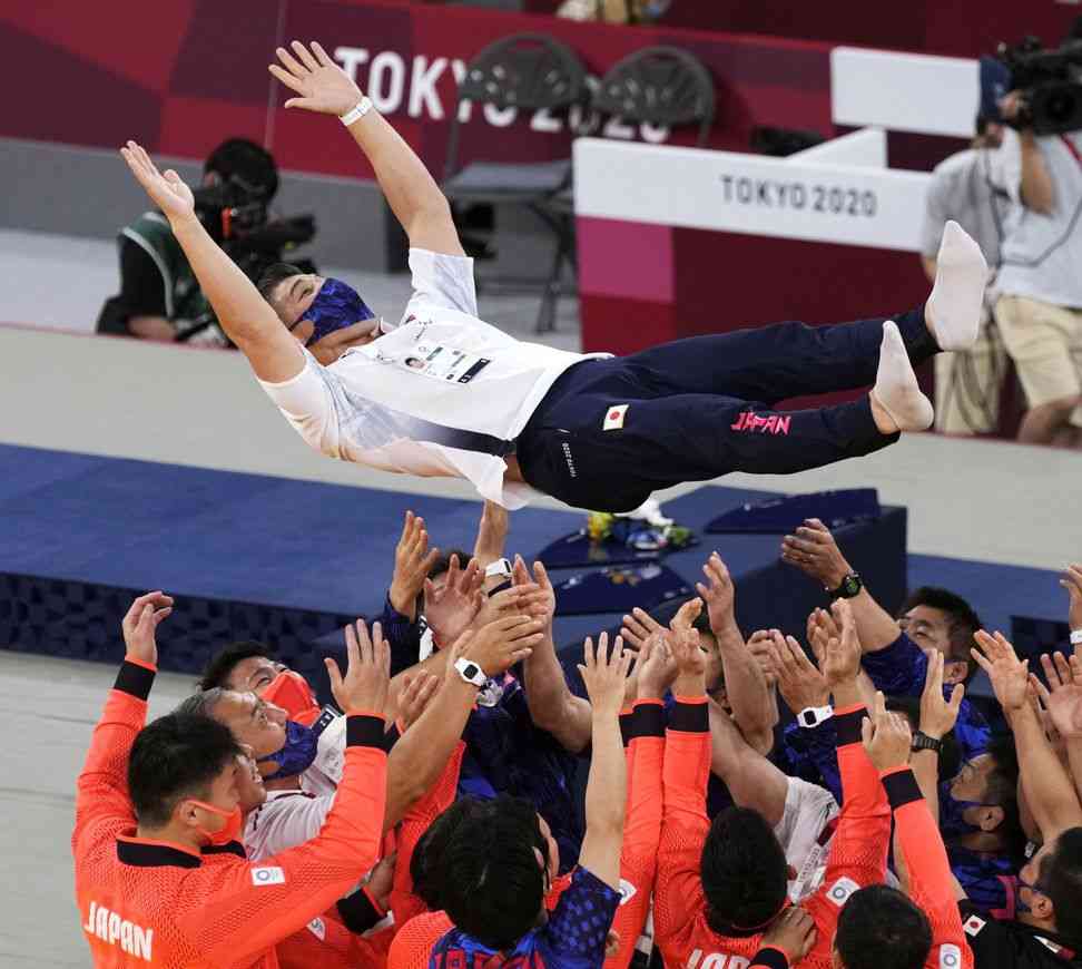 退任の井上康生監督は号泣 威信失墜した日本柔道をユニーク手法で復権に導く 全柔連の内規で任期満了