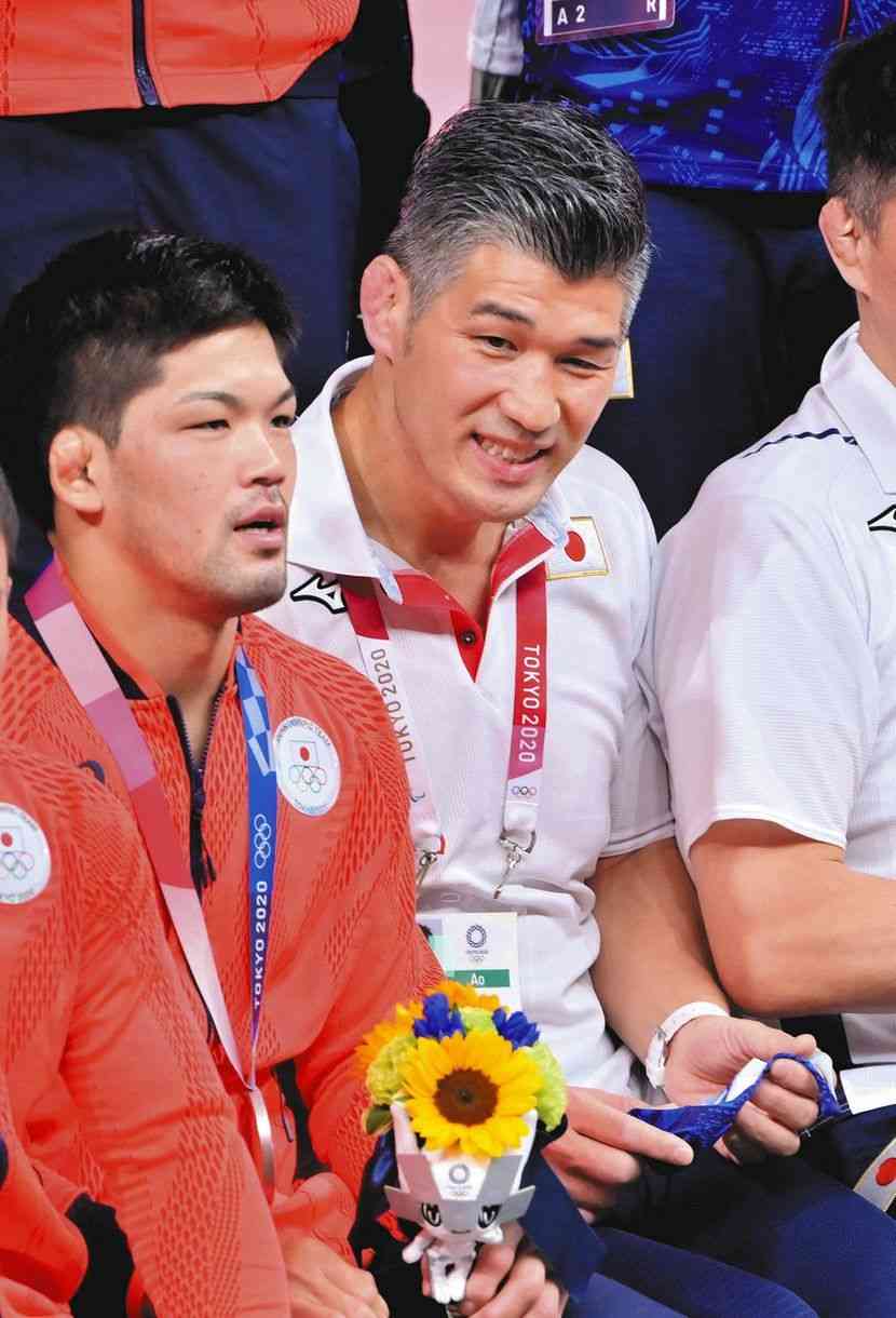 退任の井上康生監督は号泣 威信失墜した日本柔道をユニーク手法で復権に導く 全柔連の内規で任期満了