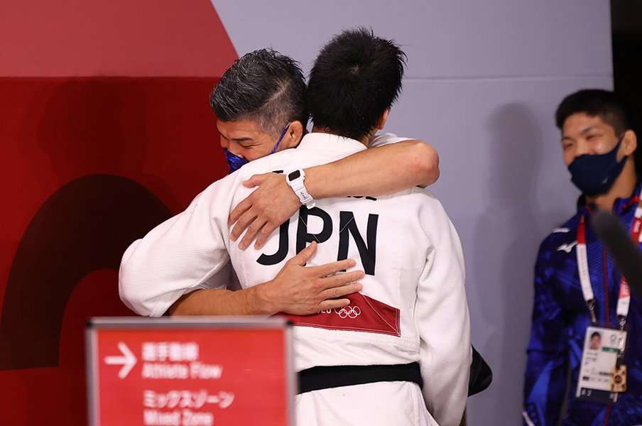 退任の井上康生監督は号泣 威信失墜した日本柔道をユニーク手法で復権に導く 全柔連の内規で任期満了