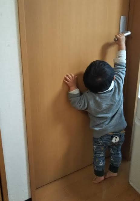 キッチンで起きた“開けられない”戦い！ 娘を阻止する父親の姿に反響殺到「お互いに強い意志を感じる」