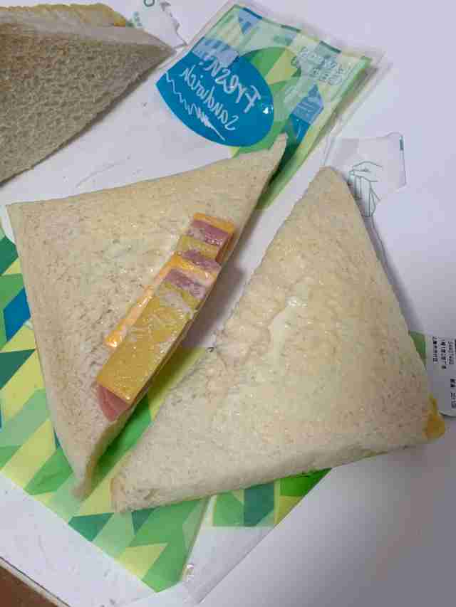 40％増量したファミマのサンドイッチ　「とんでもない見た目」に衝撃