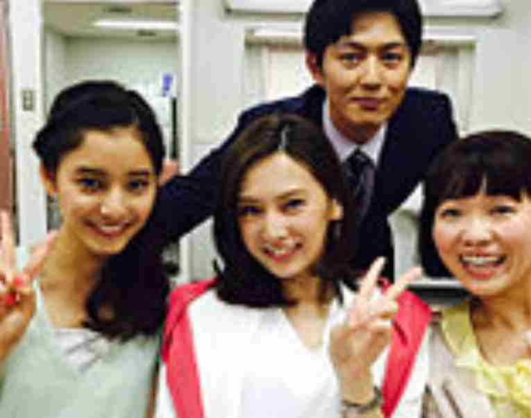 鈴木えみ　真っ赤なドレス姿で桐谷美玲との2ショットに「花より美しい」「お二人とも美しすぎます」の声