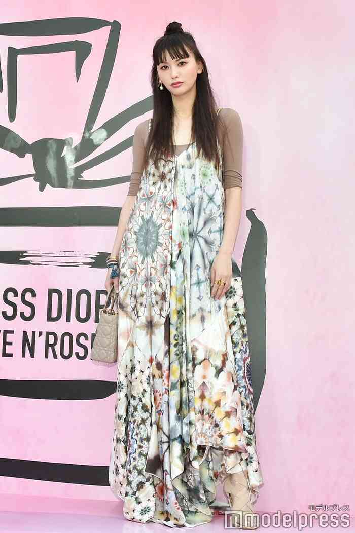 鈴木えみ　真っ赤なドレス姿で桐谷美玲との2ショットに「花より美しい」「お二人とも美しすぎます」の声
