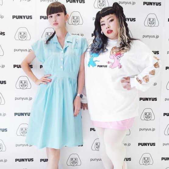 鈴木えみ　真っ赤なドレス姿で桐谷美玲との2ショットに「花より美しい」「お二人とも美しすぎます」の声