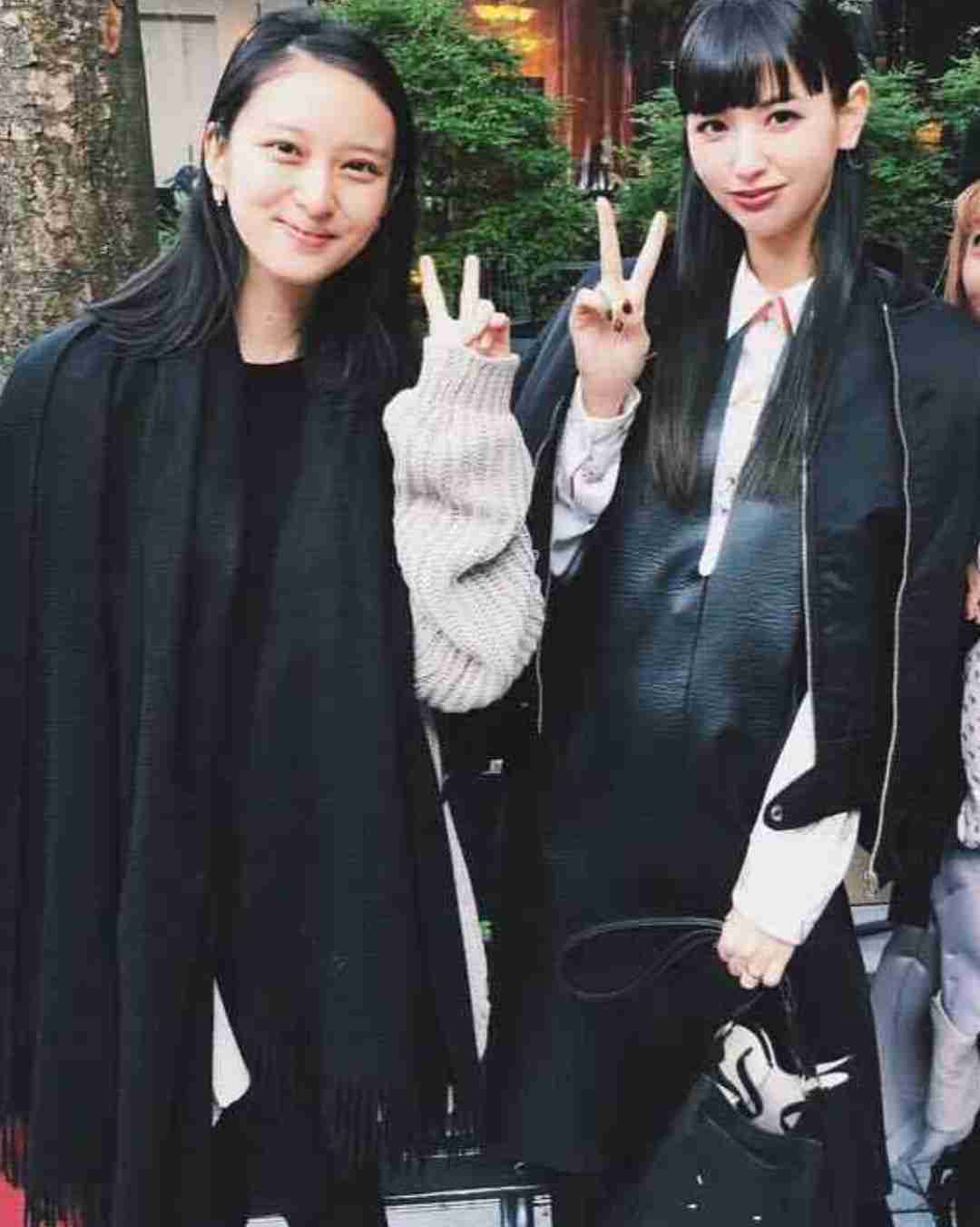 鈴木えみ　真っ赤なドレス姿で桐谷美玲との2ショットに「花より美しい」「お二人とも美しすぎます」の声