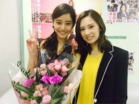 鈴木えみ　真っ赤なドレス姿で桐谷美玲との2ショットに「花より美しい」「お二人とも美しすぎます」の声