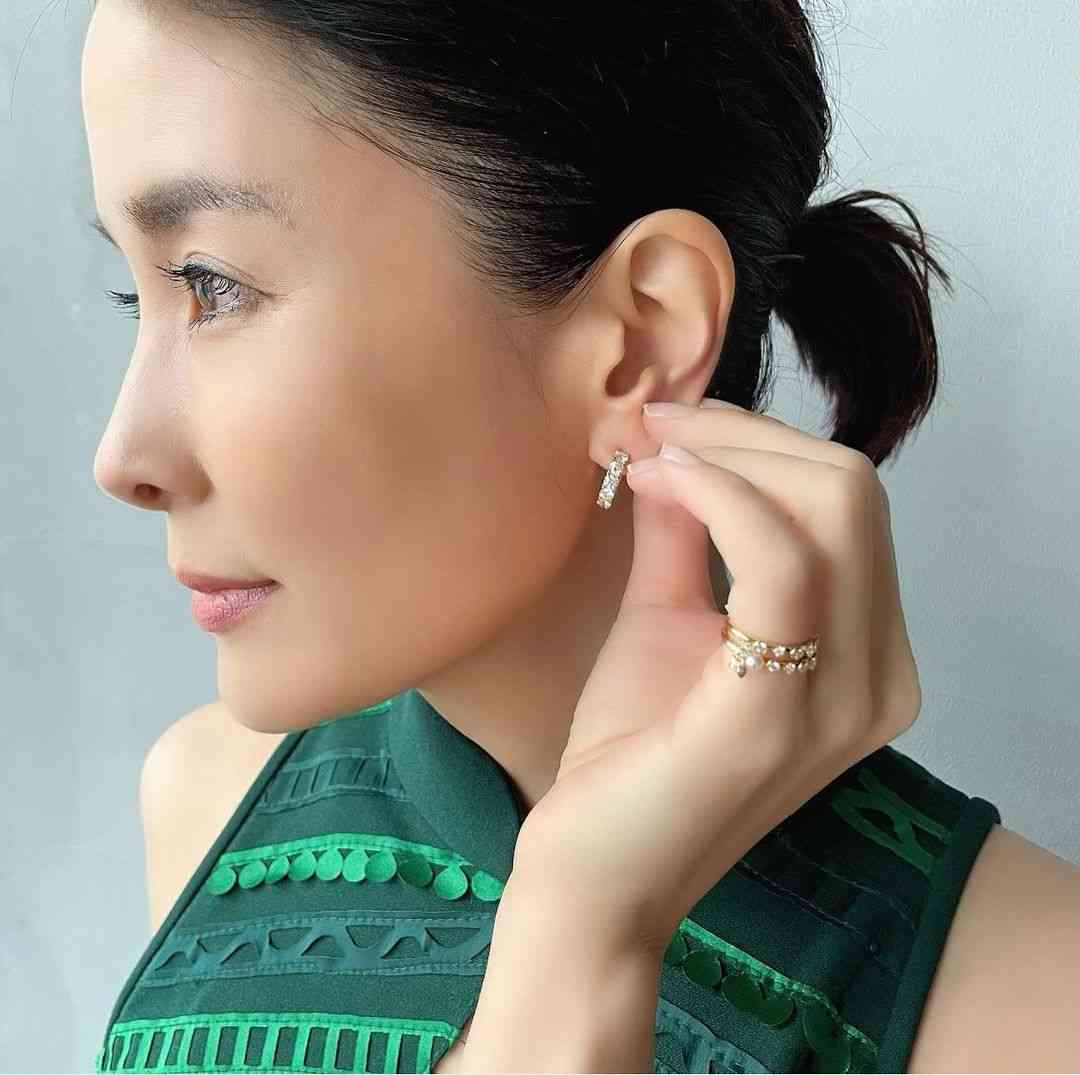 内田恭子、45才の再ブレイクか 肩出し服で「エレガンス美熟女」化